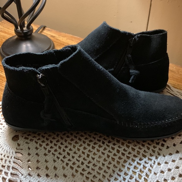 Minnetonka booties, size 7.5 - Picture 4 of 7